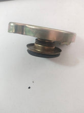 Cargar imagen en el visor de la galería, TAPÓN RADIADOR SEAT 600
